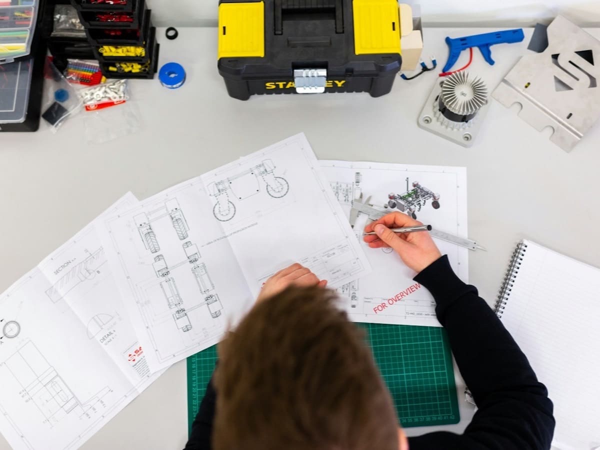 Disegni tecnici e calibro su un banco di lavoro