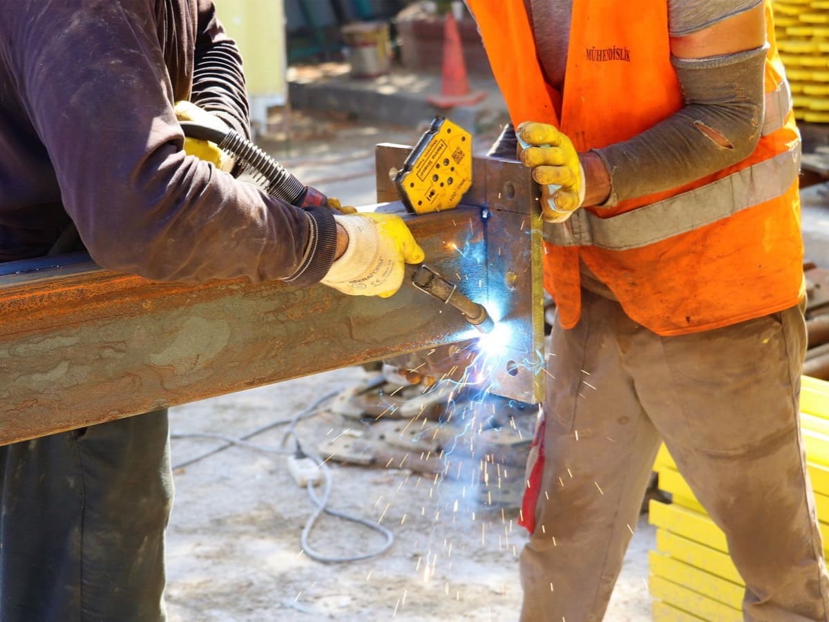 Saldatura di un elemento metallico in cantiere durante la posa
