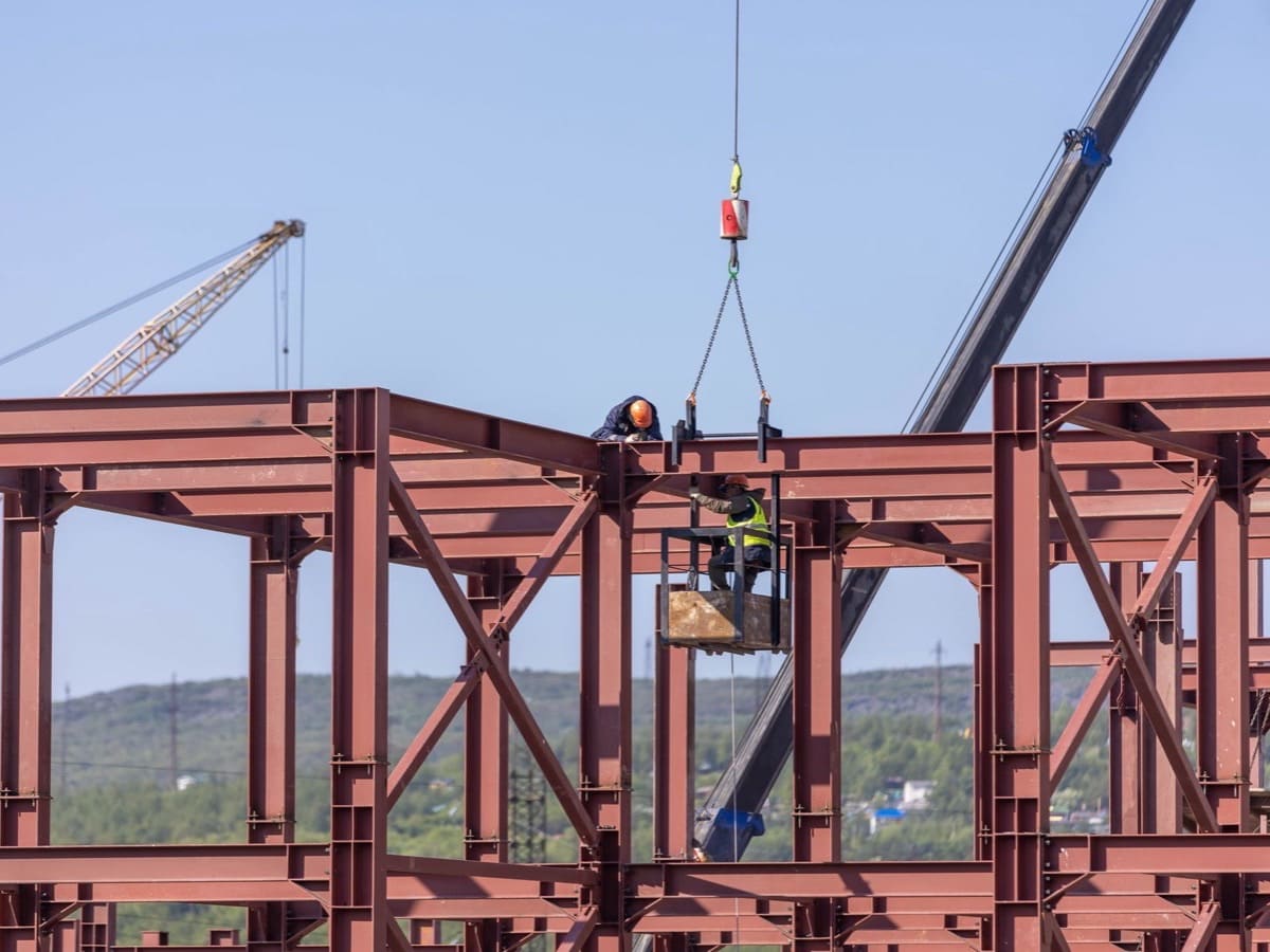 Montaggio di struttura in acciaio su nuova costruzione