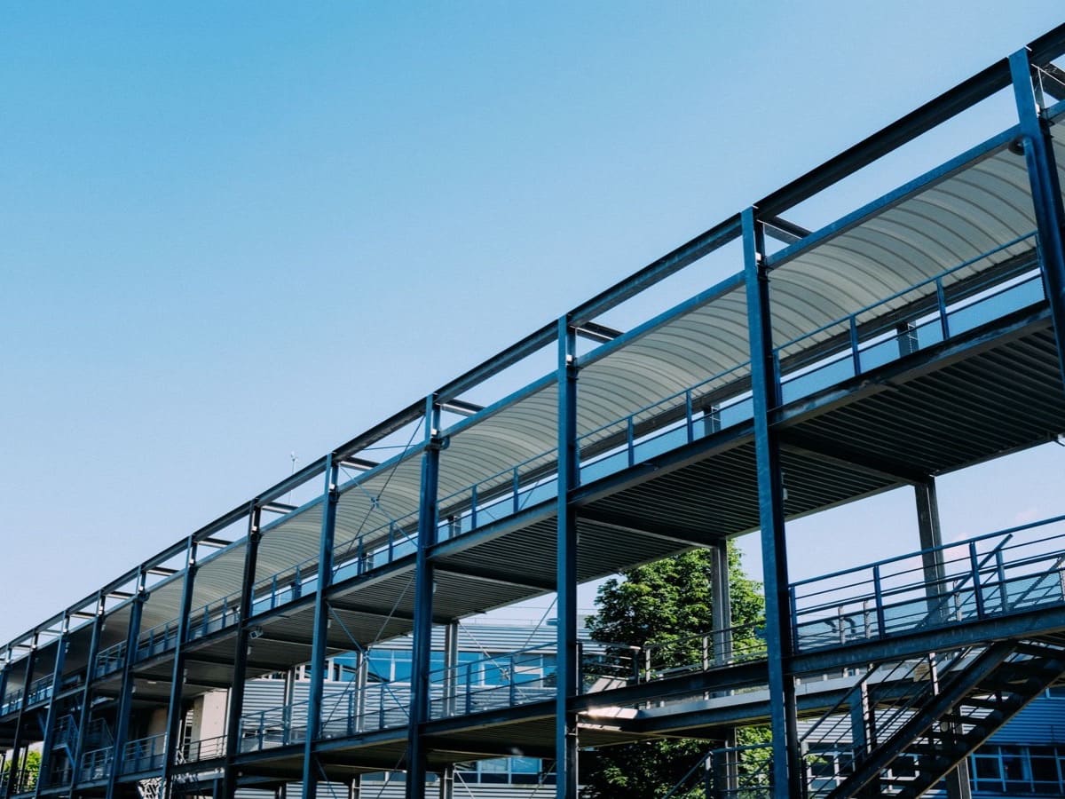 Collegamento metallico su edificio residenziale